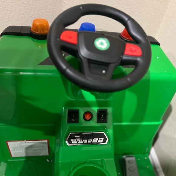 Green Garbage Truck - Picture 9 of 10